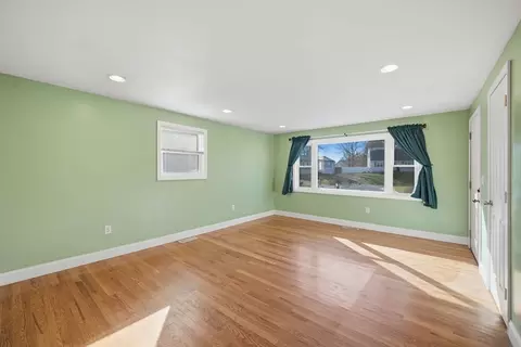 30 Lively Ln, Springfield, MA 01109 photo 9
