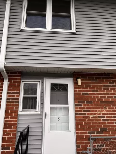 5 Manor Ct #5, Springfield, MA 01118