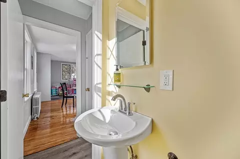 Entry Way - 10 Steele St, Worcester, MA 01607 photo 2 of 4