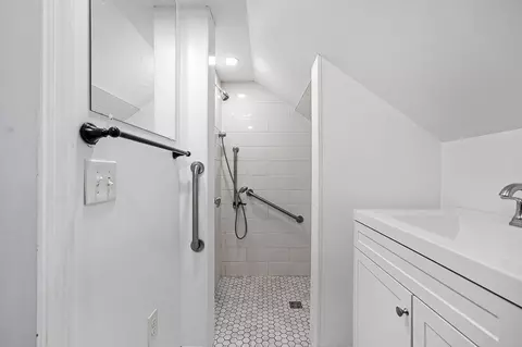 Bath - 10 Steele St, Worcester, MA 01607 photo 2 of 2
