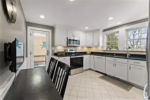 1052 Greendale Ave, Needham, MA 02492 photo 9