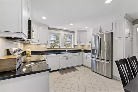 1052 Greendale Ave, Needham, MA 02492 photo 8