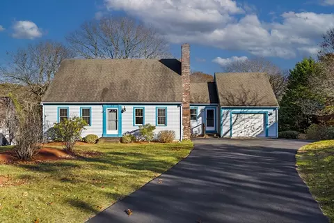 23 Meadowood Ln, Falmouth, MA 02536