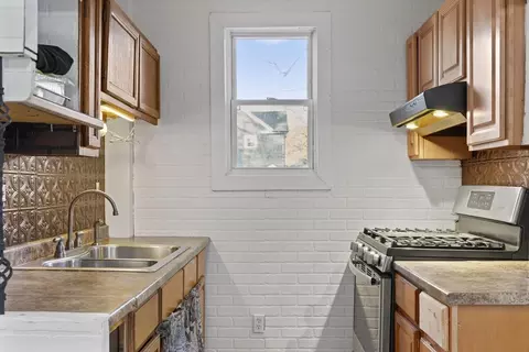 78 Lowell St, Springfield, MA 01107 photo 4