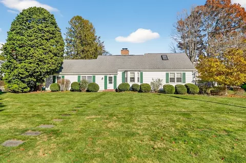 76 Ship Yard Ln, Dartmouth, MA 02748