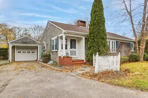 65 Walker St, Falmouth, MA 02540