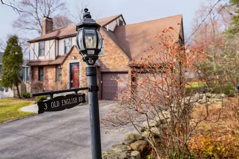 3 Old English Rd, Worcester, MA 01609