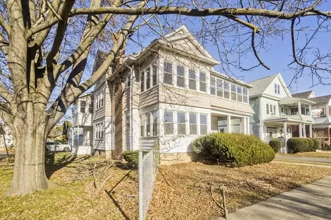 443-445 Beech St, Holyoke, MA 01040