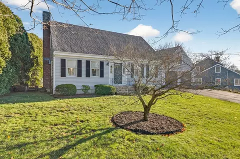 5 Laura Ln, Fairhaven, MA 02719