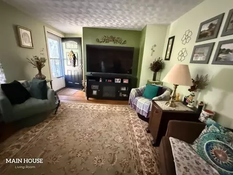 Living - 347 Ash St, Reading, MA 01867 photo 2 of 3