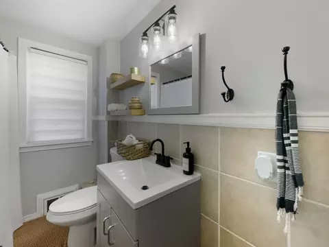 Bath - 26 Cuff Ave, Springfield, MA 01104 photo 1 of 1