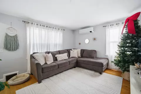 Living - 26 Cuff Ave, Springfield, MA 01104 photo 2 of 3