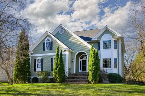 43 Edgewood Rd, Southborough, MA 01772