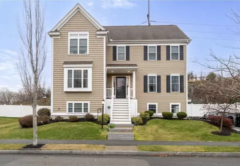 11 Osborne Hill Dr, Salem, MA 01970
