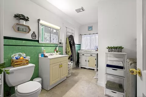 Bath - 196 Washington St, Gloucester, MA 01930 photo 3 of 3