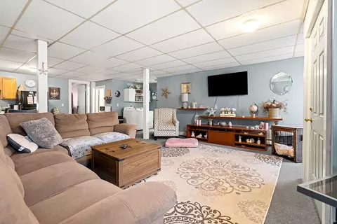 Living - 196 Washington St, Gloucester, MA 01930 photo 1 of 5