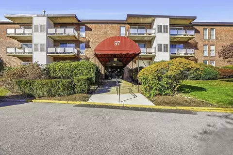57 Broadlawn Park #4B, Chestnut Hill, MA 02467