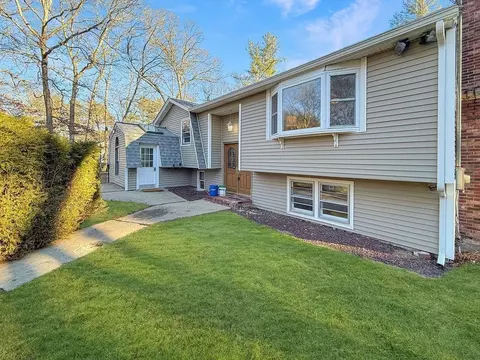 8 Cheney, Hudson, NH 03051