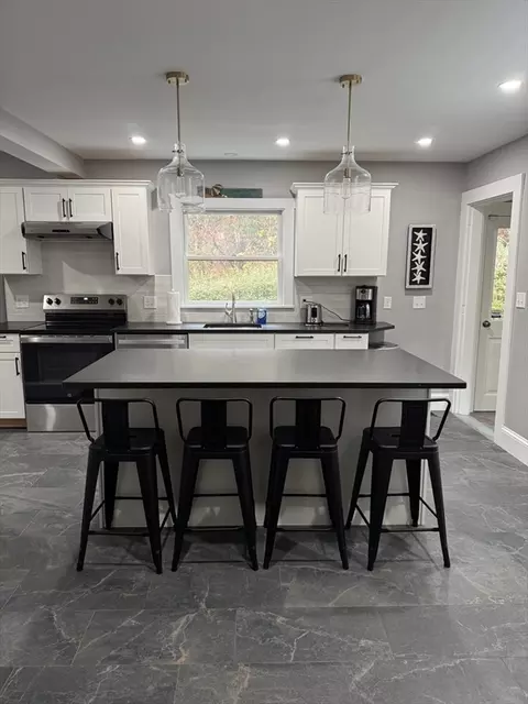 18 Granite St, Rockport, MA 01966