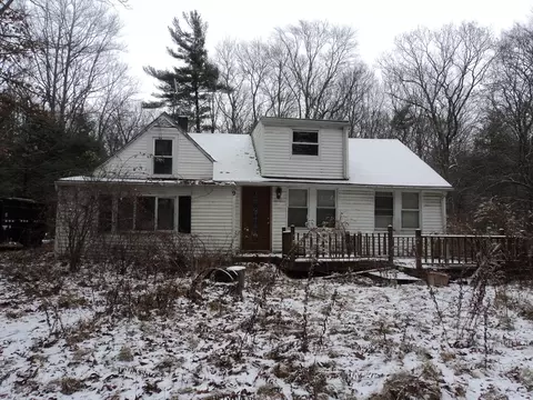 9 Oak Dr, Oxford, MA 01537
