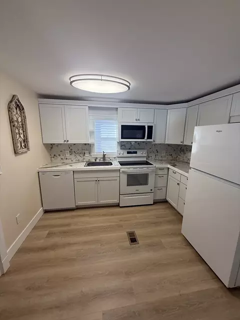 6 Center St, Brimfield, MA 01010