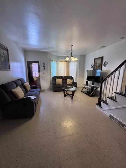 77 Newton St, Holyoke, MA 01040