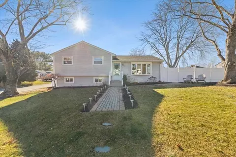 196 Coolidge St, Swansea, MA 02777