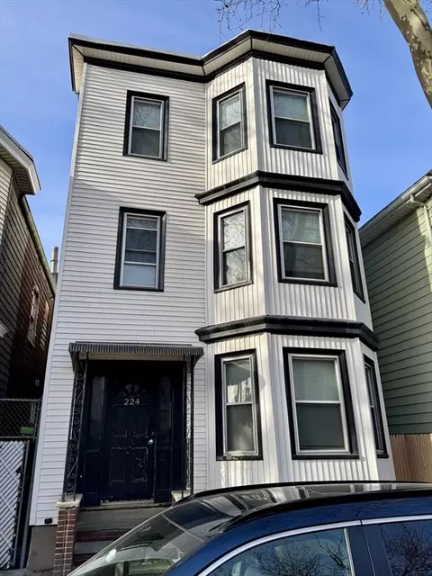 224 Chelsea St, Boston, MA 02128