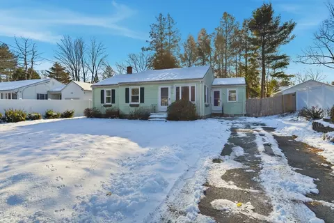 55 Gardens Dr, Springfield, MA 01119 photo 2