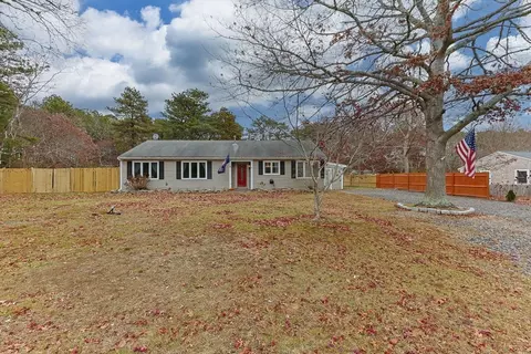 17 Kensington Dr, Sandwich, MA 02563