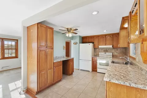 Kitchen - 10 Paulette Dr, Danvers, MA 01923 photo 4 of 4