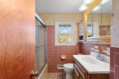 Bath - 10 Paulette Dr, Danvers, MA 01923 photo 1 of 1