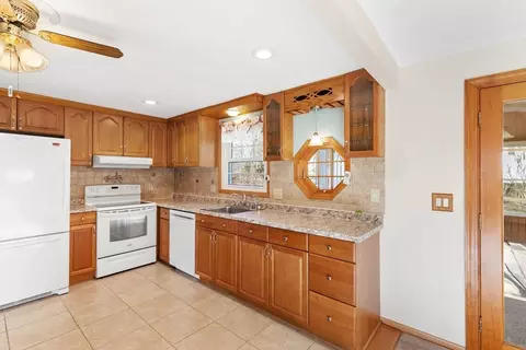 Kitchen - 10 Paulette Dr, Danvers, MA 01923 photo 1 of 4