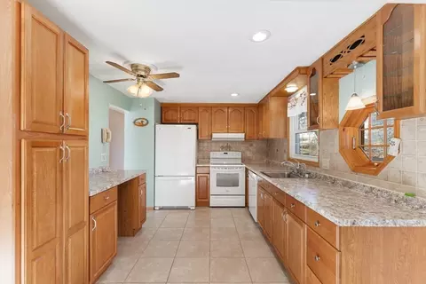 Kitchen - 10 Paulette Dr, Danvers, MA 01923 photo 3 of 4