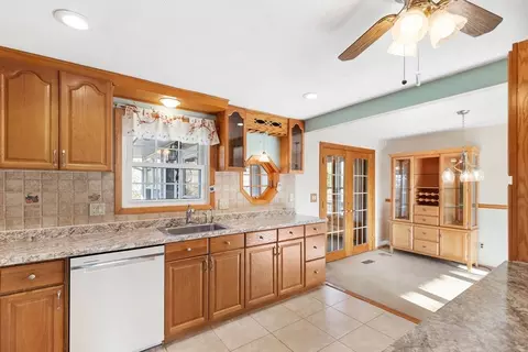 Kitchen - 10 Paulette Dr, Danvers, MA 01923 photo 2 of 4
