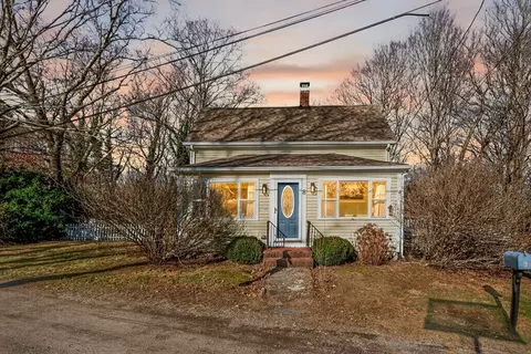 8 Westwood Rd, Plymouth, MA 02360