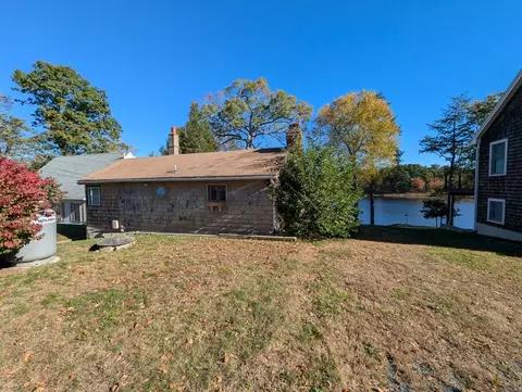 52 Lakeshore Dr, Essex, MA 01929