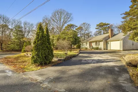 386 Bishops Ter, Hyannis, MA 02601