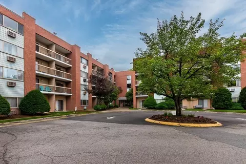 4975 Washington #306, West Roxbury, MA 02132