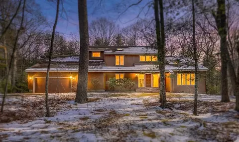 28 Blueberry Ln, Lincoln, MA 01773