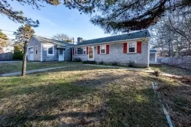 15 Yenom, Dennis, MA 02660