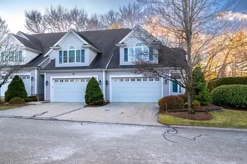 15 Peachey Cir #204, Middleton, MA 01949
