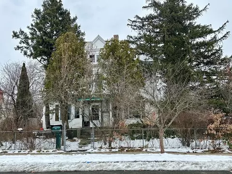 158 Pleasant St, Holyoke, MA 01040