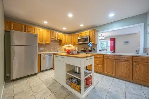 8 Country Club Ln #B, Milford, MA 01757