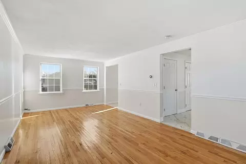 Living - 22 Pheasant Dr, Springfield, MA 01119 photo 2 of 5