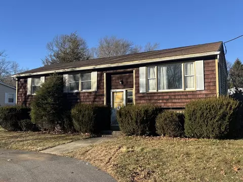 30 Tennyson Dr, Swansea, MA 02777
