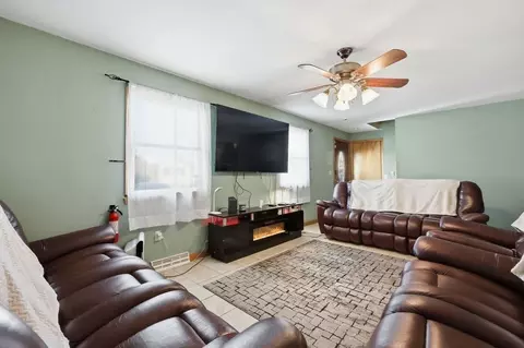 Living - 108 Barre St, Springfield, MA 01119 photo 2 of 3