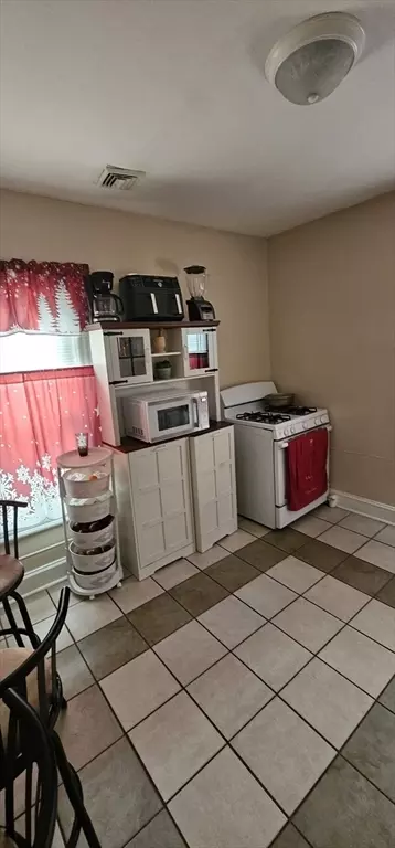 274 Pine St, Springfield, MA 01105 photo 9