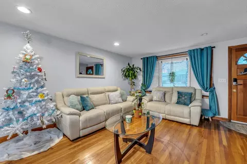 Living - 17 Middlesex Ave, Worcester, MA 01604 photo 1 of 2