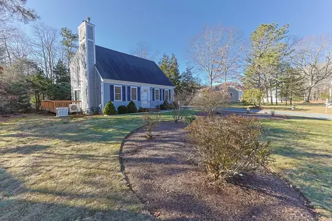 52 Waquoit Farms Dr, Falmouth, MA 02536